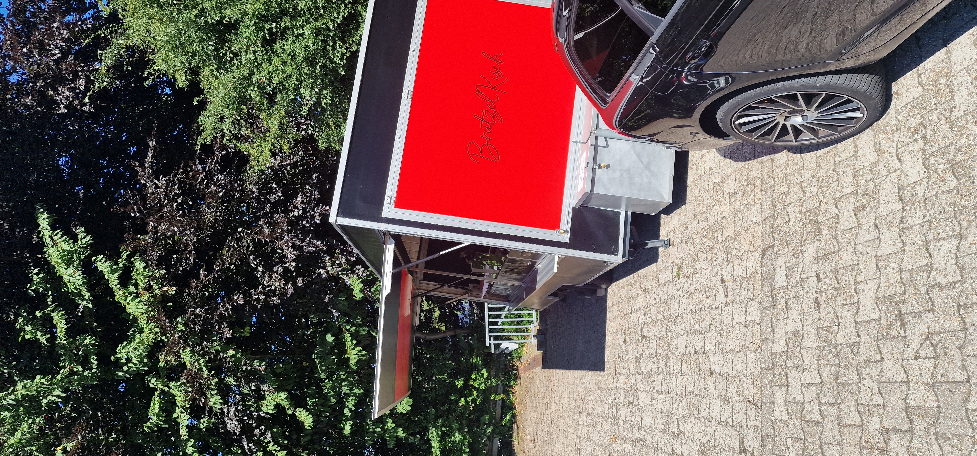 Würste und Schwenker auf dem Grill