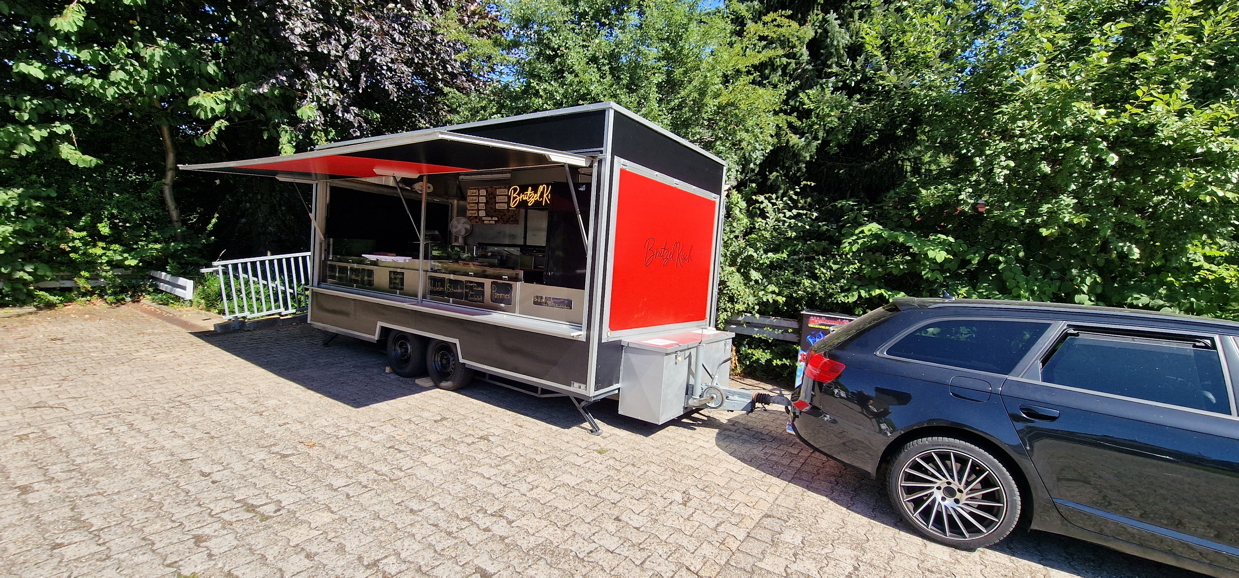 Reihen von Würsten auf dem Grill